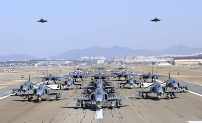 Aviones surcoreanos de combate en formación, este viernes en una base aérea en Suwon, Corea del Sur.