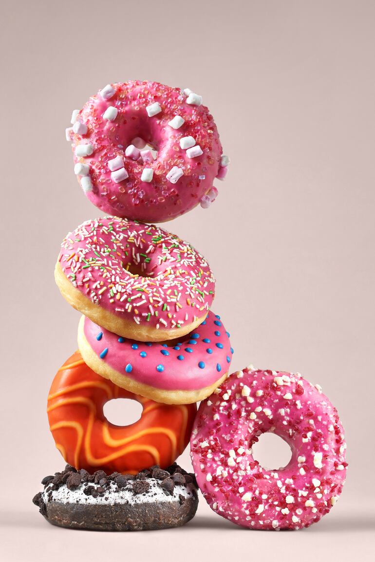 Una teoría popular sobre la invención del agujero en la dona se atribuye a Hanson Gregory, un capitán de barco americano del siglo XIX.