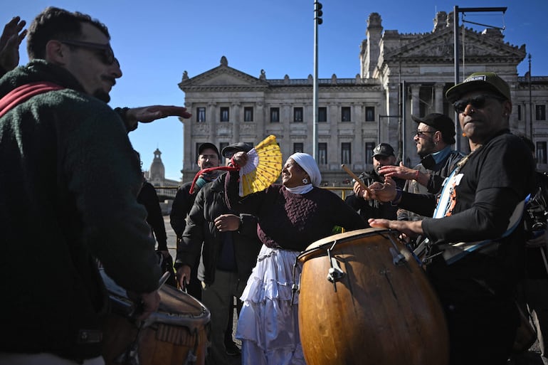La gente acompaña cantando y bailando candombe el funeral de Rubén Rada en Uruguay.