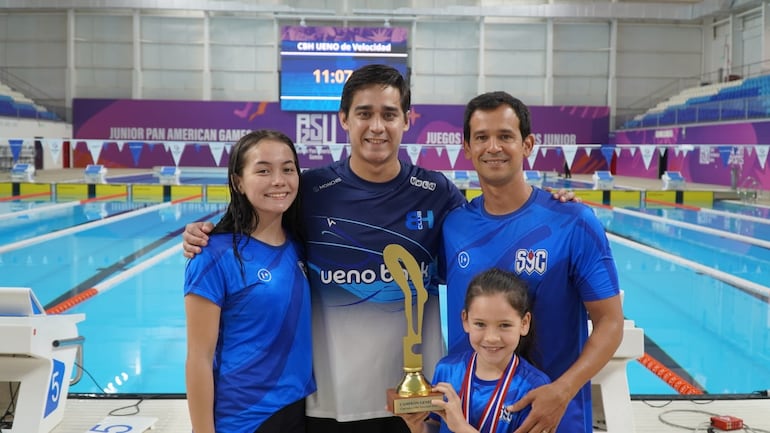 Una de las campeonas del SYC junto a los profesores y fans.