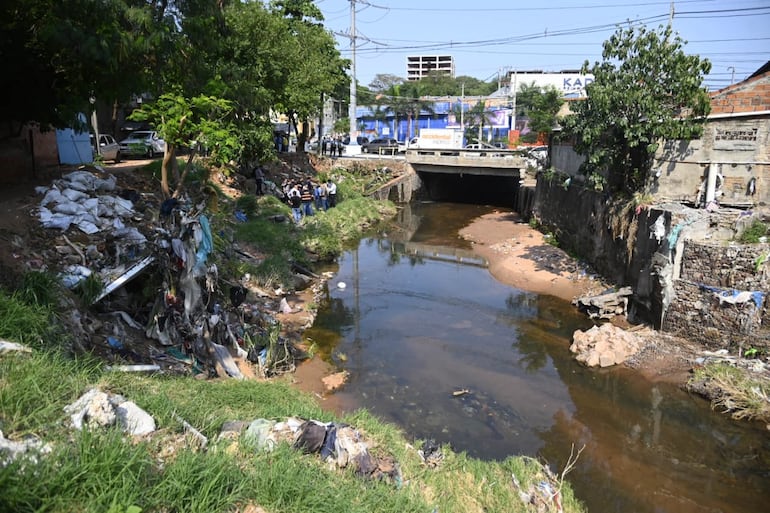 Gran cantidad de basura en el arroyo Lambaré a metros de la Municipalidad.