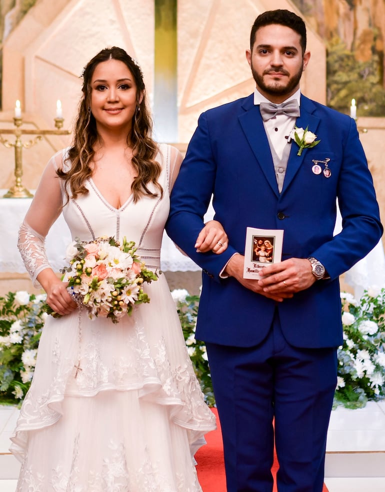 Cynthia Noemí y Cristián Ariel con su libreta familiar.