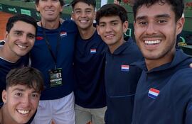 La clásica selfie de los jugadores y capitanes de Copa Davis, que enfrentan a Pakistán desde este viernes a las 16:00.