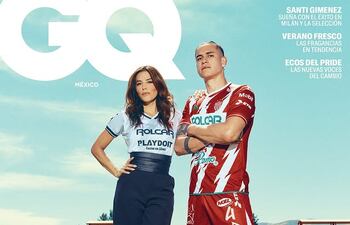 Eva Longoria junto al futbolista Alexis Peña en la tapa de GQ México.