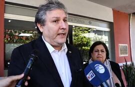 Rafael Filizzola y Esperanza Martínez, senadores saliendo del Ministerio Público.