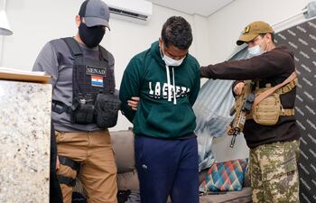 El presunto capo mafioso Leonardo Silva De Souza, capturado por agentes de la Senad en Pedro Juan Caballero.