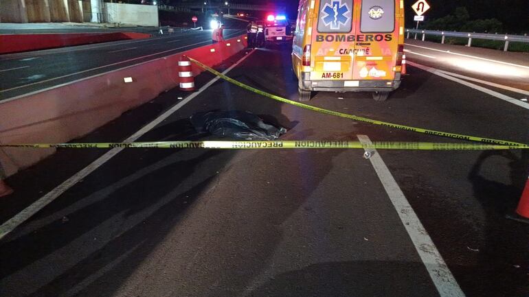 Bomberos voluntarios de Caacupé ayudaron a trasladar a los accidentados.