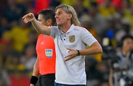 El director técnico argentino de Ecuador, Sebastián Beccacece, da instrucciones a sus jugadores durante el partido de fútbol de las eliminatorias sudamericanas para la Copa Mundial de la FIFA 2026.