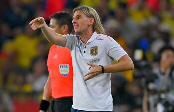 El director técnico argentino de Ecuador, Sebastián Beccacece, da instrucciones a sus jugadores durante el partido de fútbol de las eliminatorias sudamericanas para la Copa Mundial de la FIFA 2026.