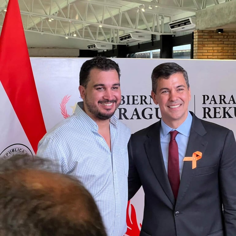 Santiago Peña en traje oscuro sonríe junto a un Fabio Morales.