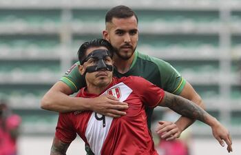 Luis Haquin, marcando a Gianluca Lapadula en el juego disputado en La Paz.