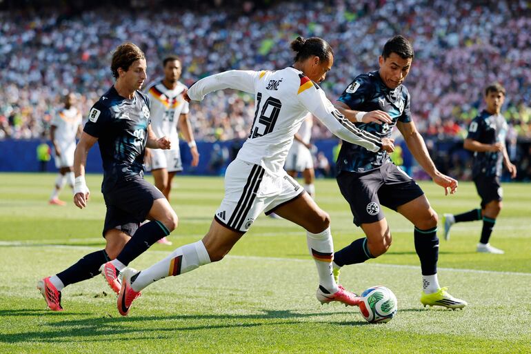 Leroy Sané de Alemania controla el balón bajo la presión de Matías Galarza y Junior Alonso de Paraguay durante el partido de los dieciseisavos de final de la Copa Mundial de la FIFA 2026 entre Alemania y Paraguay en el Boston Stadium, en Foxborough, Massachusetts.