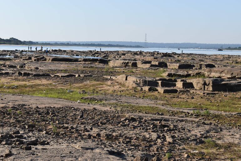 Alarmante bajante del nivel del río Paraguay en la zona de Villeta.