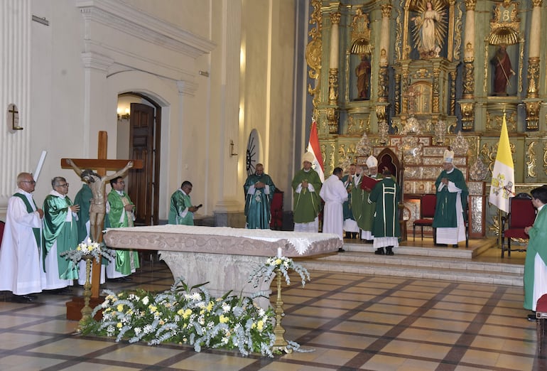 En el marco del 66 aniversario de la Universidad Católica “Nuestra Señora de la Asunción” se ofició una misa en la Catedral Metropolitana de Asunción.