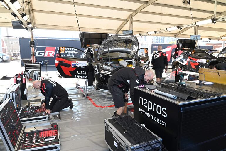 En el equipo Toyota Gazoo Racing no hay pausa y se trabaja en los cinco autos para el rally.