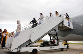 Fotografía cedida por la Presidencia de Colombia de la llegada de ciudadanos deportados de Estados Unidos en un vuelo de Fuerza Aeroespacial Colombiana (FAC) este martes, en Bogotá (Colombia). Un avión de la FAC que transporta a 110 ciudadanos deportados de Estados Unidos aterrizó en el aeropuerto internacional El Dorado de Bogotá. EFE/ Presidencia de Colombia /SOLO USO EDITORIAL/ SOLO DISPONIBLE PARA ILUSTRAR LA NOTICIA QUE ACOMPAÑA (CRÉDITO OBLIGATORIO)