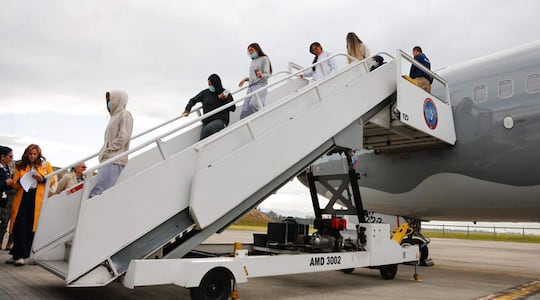 Fotografía cedida por la Presidencia de Colombia de la llegada de ciudadanos deportados de Estados Unidos en un vuelo de Fuerza Aeroespacial Colombiana (FAC) en Bogotá, Colombia. (Foto de archivo).