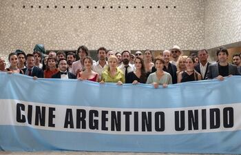 Durante la gala de los Premios Platino varios cineastas como J. A. Bayona, Pablo Larraín y otros le expresaron su apoyo al cine argentino, ante las medidas impuestas por el gobierno de Javier Milei.