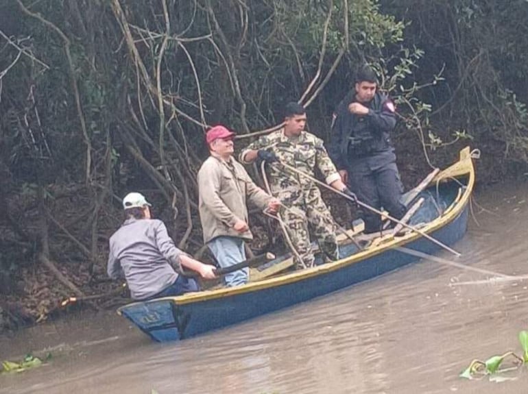 Efectivos de la policía nacional y la Marina realizaron un recorrido e un cauce hídrico ubicado cerca del lugar donde se lo vio por última vez