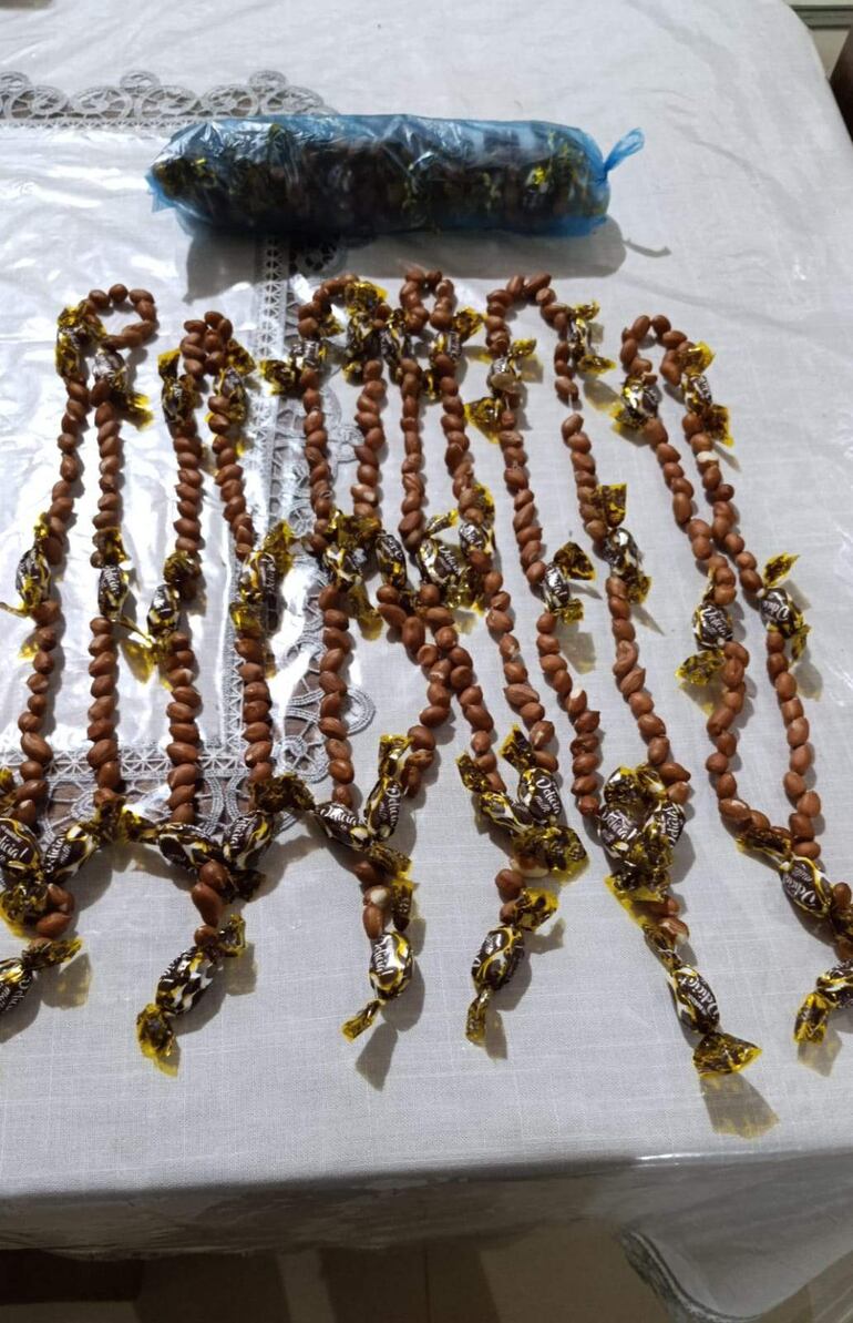 Los rosarios, elaborados con maní y caramelo, serán colgados en el calvario durante el Kurusu Ára en Acahay.