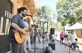 La Feria Palmear ofrece diversos números de danza y música. La actividad se lleva a cabo hasta las 23:00, con acceso libre y gratuito.