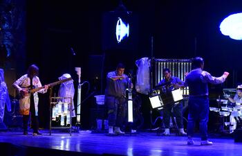 Amberé Feliciángeli en la guitarra, Maurito Figueredo en el contrabajo, Koppeche Fleitas con el acordeón, Willian Aguayo en la dirección y Evelyn Valenzano en la batería en un momento de la puesta "H_Y_Dro".