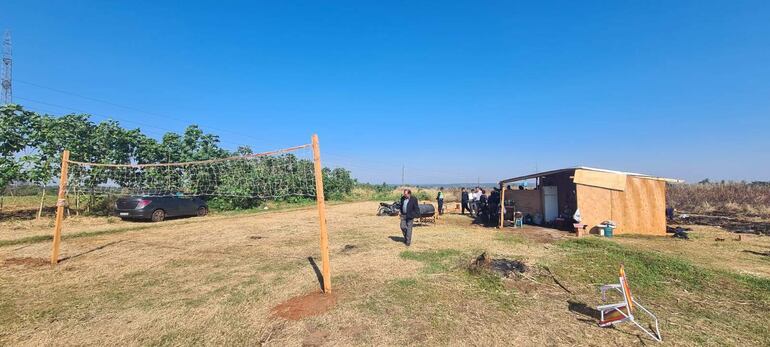 Los invasores construyeron hasta una cancha de vóley en la propiedad privada.