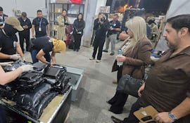 Agentes de la Senad revisan las narcoencomiendas provenientes de Estados Unidos, en el Aeropuerto Internacional Silvio Pettirossi.