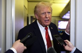 Donald Trump habla con los medios de comunicación desde el Air Force One.