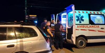 Momento en que paramédicos alzan a uno de los accidentados a la ambulancia.