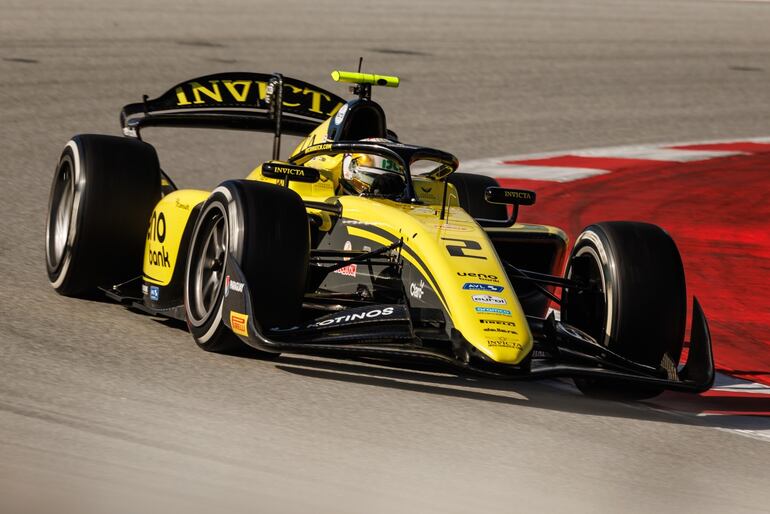 Joshua Duerksen, a bordo del monoplaza #2 del Invicta Racing, en ocasión de los test que se realizaron en el circuito de Barcelona, en Cataluña (España).