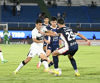 El ofensivo de Olimpia, RUbén Lezcano trata de eludir a Sebatián Vargas para buscar una opción de gol.