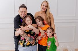 ¡Bella postal familiar! La cumpleañera Victoria Fernanda con sus papis, Nicole Sautu y Víctor Gavilán, y sus hermanitos, Valentino y Valery.