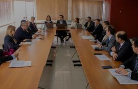 El viceministro de Economía, Felipe González Soley, se reunió ayer con representantes de magistrados judiciales para hablar de la reforma de la Caja Fiscal (foto publicada por el MEF).