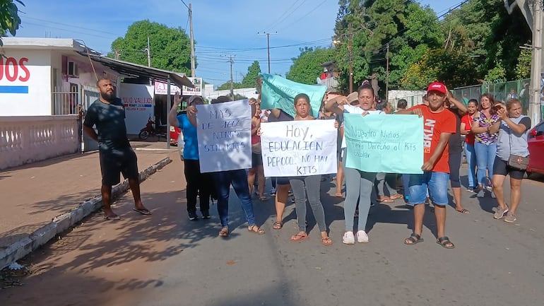 Ñemby: padres de la escuela Paz del Chaco cerraron calle en reclamo de kits escolares