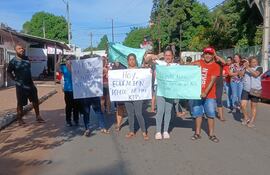 Padres cerraron la calle Tte. Fariña frente a la Escuela Paz del Chaco en protesta por la falta de kits escolares.