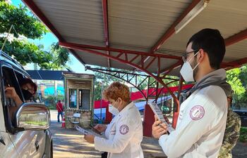 Los estudiantes de Medicina-UNA trabajan principalmente los fines de semana en los vacunatorios habilitados por Salud Pública.