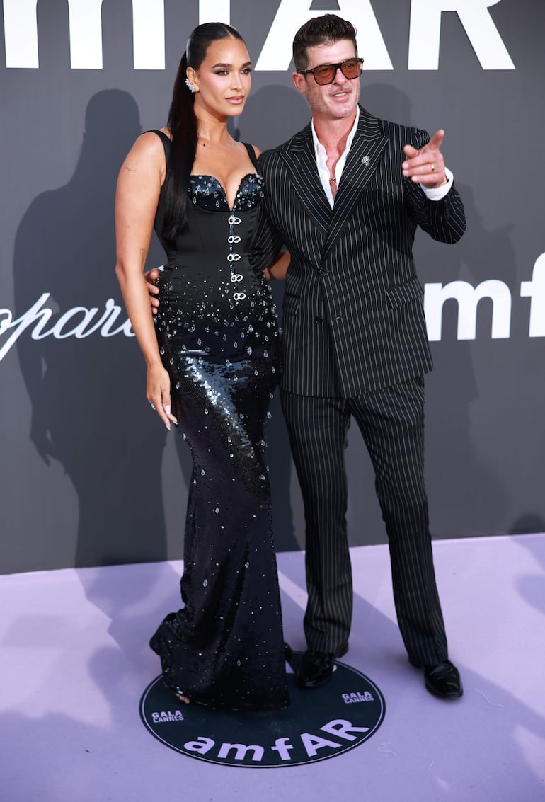 Robin Thicke y April Love Geary a su arribo a la gala amfAR en Cap D'Antibes, Francia. (EFE/EPA/CLEMENS BILAN)
