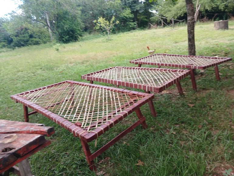 Fabrican el tradicional catre Vakapi en Paso Mbutú y se vende en todo el país