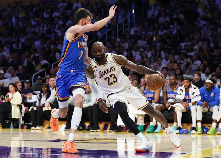 LeBron James (23), jugador de Los Angeles Lakers, durante el partido frente a Oklahoma City Thunder por el cuarto partido de la serie de de semifinales de la Conferencia Oeste de la NBA en el Crypto.Com Arena, en Los Angeles, California, Estados Unidos.