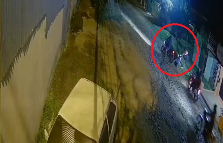 Captura de circuito cerrado del momento en que delincuentes golpean a un hombre al que posteriormente le robaron su motocicleta en Ñemby.