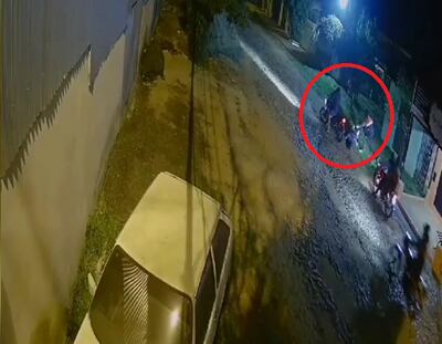 Captura de circuito cerrado del momento en que delincuentes golpean a un hombre al que posteriormente le robaron su motocicleta en Ñemby.