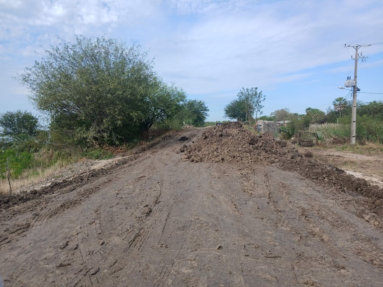 Acumulacion de tierra, para aumentar altura del muro de defensa constera
