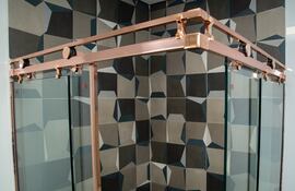 El kit Blindex Chromus complementa aún más el estilo y la elegancia en los baños.