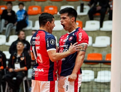 Jorge Espinoza y Óscar Martínez, en la celebración de uno de los goles de Cerro Porteño en Brasil.