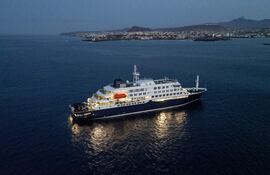 El crucero MV Hondius este miércoles cerca de la costa de Praia, Cabo Verde.