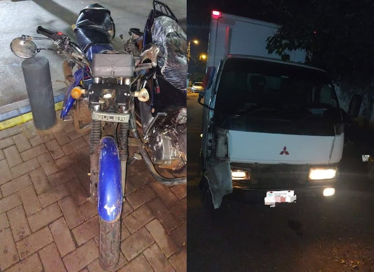 Motocicleta azul con la palabra 'BULER' y furgoneta Mitsubishi dañada en un accidente de tránsito, sin personas visibles.