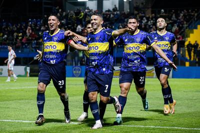 El experimentado goleador, Santiago Salcedo encabeza el festejo auriazul, luego de marcar el segundo gol del 12 de Junio. (Foto: APF)