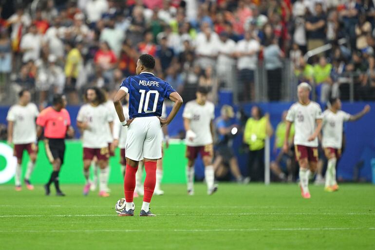 El francés Kylian Mbappé reacciona tras encajar el segundo gol de España, marcado por Pedro Porro, durante el partido de semifinales de la Copa Mundial de la FIFA 2026 entre Francia y España en el Dallas Stadium.