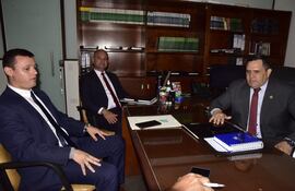 Hugo Silvera, Asesor Legal de la Conatel (derecha), Diego Fernández, Secretario General de la Conatel (centro) y David Espínola, Gerente de la Gerencia Capital Humano de Conatel (izquierda).